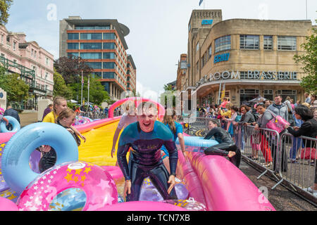 Bournemouth, Dorset, UK. 9 juin 2019. Les amateurs de sensations fortes se relaient pour monter sur le toboggan de 120 mètres au milieu de centre-ville de Bournemouth sur une journée ensoleillée. Crédit : Thomas Faull/Alamy Live News Banque D'Images