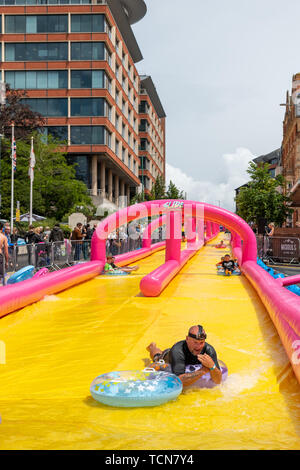 Bournemouth, Dorset, UK. 9 juin 2019. Les amateurs de sensations fortes se relaient pour monter sur le toboggan de 120 mètres au milieu de centre-ville de Bournemouth sur une journée ensoleillée. Crédit : Thomas Faull/Alamy Live News Banque D'Images