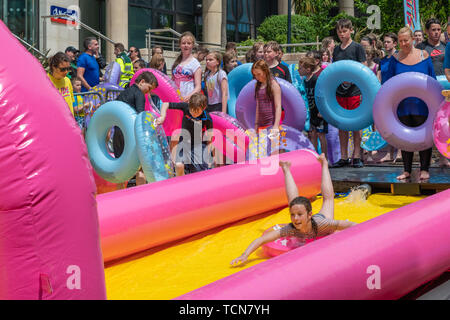 Bournemouth, Dorset, UK. 9 juin 2019. Les amateurs de sensations fortes se relaient pour monter sur le toboggan de 120 mètres au milieu de centre-ville de Bournemouth sur une journée ensoleillée. Crédit : Thomas Faull/Alamy Live News Banque D'Images