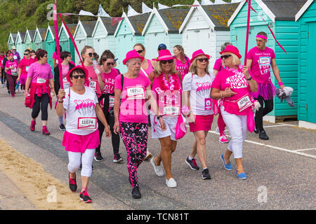 Bournemouth, Dorset, UK. 9 juin 2019. Des milliers participent à la course pour la vie à Bournemouth à prendre part à 10k ou 5k. Cancer Research UK est pour la première fois, invitant chacun à se joindre à, unissant dans une cause commune pour vaincre le cancer. Les participants prennent part à l'événement 10k le long du front de mer de Bournemouth pour aider à recueillir des fonds pour vaincre le cancer de la recherche. Credit : Carolyn Jenkins/Alamy Live News Banque D'Images