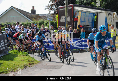 Melton Mowbray, Leicestershire, UK, 9 juin 2019. De l'Action 2019 6e cycle Junior CiCLE Classic Course à Melton Mowbray cadre du British National Cyclisme Course sur route Junior Series. @ Crédit : David Partridge/Alamy Live News Banque D'Images