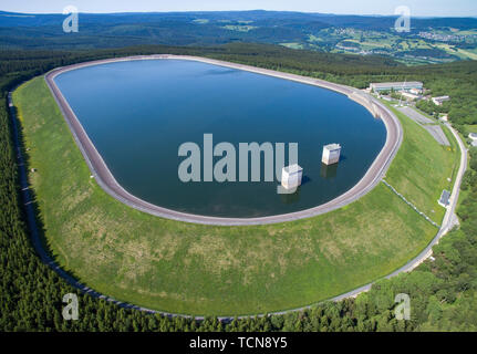 04 juin 2019, Saxe, Markersbach : le réservoir supérieur de la centrale électrique à accumulation par pompage Markersbach, enregistré à l'aide d'un drone. L'usine de pompage a été mise en service en 1979 et, avec une capacité installée de 1 050 mégawatts, est la deuxième plus grande centrale électrique à accumulation par pompage en Allemagne. Le bassin supérieur sur la colline de l'Hundsmarter, à environ 850 mètres au-dessus du niveau de la mer dispose d'un réservoir volume de 6,5 millions de mètres cubes d'eau. Ce sont suffisante pour environ quatre heures de production d'électricité. Photo : Jan Woitas/dpa-Zentralbild/dpa Banque D'Images