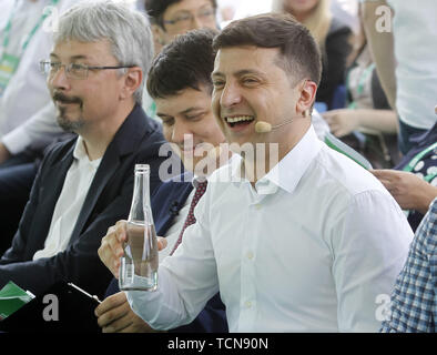 Kiev, Ukraine. 9 juin, 2019. Le Président ukrainien Volodymyr ZELENSKY réagit pendant le congrès de son parti politique "serviteur du peuple" à Kiev, Ukraine, le 9 juin 2019. Le parti politique "serviteur du peuple" du Président ukrainien Volodymyr Zelenskiy ne prend part au début des élections du Parlement européen, campagne, qui aura lieu le 21 juillet 2019. Crédit : Serg Glovny/ZUMA/Alamy Fil Live News Banque D'Images