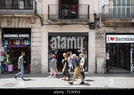 Barcelone, Espagne. 29 mai, 2019. Les piétons et les touristes passent par des boutiques de souvenirs à Las Ramblas de Barcelone. Credit : Miguel Candela/SOPA Images/ZUMA/Alamy Fil Live News Banque D'Images