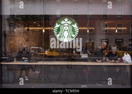 Barcelone, Espagne. 29 mai, 2019. La chaîne multinationale américaine Starbucks Coffee Store vu à Barcelone. Credit : Miguel Candela/SOPA Images/ZUMA/Alamy Fil Live News Banque D'Images