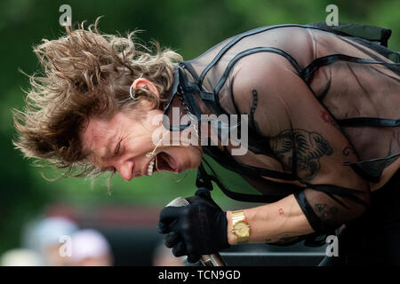 Nuremberg, Allemagne. 09Th Juin, 2019. Matt Shultz, chanteur du groupe de rock américain Cage the Elephant, est sur la scène du festival en plein air "Rock im Park". Du 7 au 9 juin, le festival avait un total d'environ 75 actes de musique sur son programme et autour de 70 000 personnes étaient attendues. Crédit : Daniel Karmann/dpa/Alamy Live News Banque D'Images