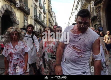 Naples, Italie.09th Juin, 2019. Exposition de la Zombie Walk, dans le centre de Naples, le défilé de mode organisé pour 'Aperçu' Festival horreur Napoli qui se tiendra du 13 au 15 septembre à Bagnoli. 0806/2019, Naples, Italie : Crédit Photo indépendant Srl/Alamy Live News Banque D'Images