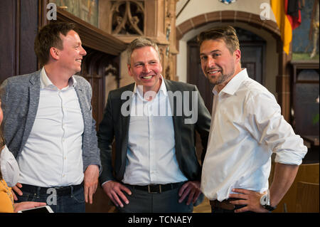 Saarbrücke, Allemagne. 09Th Juin, 2019. Uwe Conradt (CDU, r), de concert avec le premier ministre Tobias Hans (CDU, l), et le ministre des Finances Peter Strobel (CDU), se trouve dans l'hôtel de ville après le tour de scrutin pour le poste de maire de la ville de Sarrebruck. Conradt gagne avec 50,3 pour cent des voix. Photo : Oliver Dietze/dpa dpa : Crédit photo alliance/Alamy Live News Banque D'Images