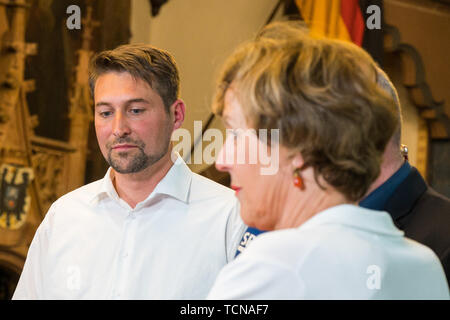 Saarbrücke, Allemagne. 09Th Juin, 2019. Uwe Conradt (CDU) et Charlotte Britz (SPD) sont interviewés dans l'hôtel de ville après le tour de scrutin pour le Seigneur Bureau du Maire de Sarrebruck. Conradt gagne avec 50,3 pour cent des voix. Photo : Oliver Dietze/dpa dpa : Crédit photo alliance/Alamy Live News Banque D'Images