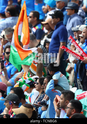 Londres, Royaume-Uni. 09Th Juin, 2019. Un jeune fan s'assied sur une des épaules d'adultes au cours de l'ICC Cricket World Cup match entre l'Inde et l'Australie, à l'Ovale de Kia, Londres. Credit : Cal Sport Media/Alamy Live News Banque D'Images