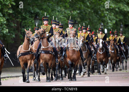 Des soldats de la troupe Kings Royal Horse Artillery regagner les casernes après avoir tiré une salve à la parade de la couleur en 2019. La parade des marques de couleur le Queens anniversaire officiel et 1 400 soldats, 200 chevaux et 400 musiciens parade pour la reine Elizabeth II, et l'événement se termine par un défilé aérien de la RAF comme la famille royale garde sur le balcon de Buckingham Palace. Cette année, la couleur sera dépêche par 1er Bataillon Grenadier Guards Parade la couleur, Londres, 8 juin 2019 Banque D'Images