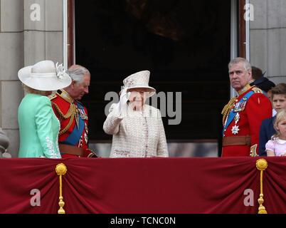 (Camilla duchesse de Cornouailles) Prince Charles (Prince de Galles), la reine Elizabeth II, le prince Andrew (Duke of York), à la parade de la couleur en 2019. La parade des marques de couleur le Queens anniversaire officiel et 1 400 soldats, 200 chevaux et 400 musiciens parade pour la reine Elizabeth II, et l'événement se termine par un défilé aérien de la RAF comme la famille royale garde sur le balcon de Buckingham Palace. Cette année, la couleur sera dépêche par 1er Bataillon Grenadier Guards Parade la couleur, Londres, 8 juin 2019 Banque D'Images