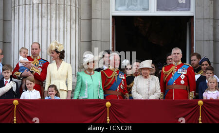 Prince William (duc de Cambridge) maintenant le Prince Louis, Kate Middleton (duchesse de Cambridge), Prince George, la Princesse Charlotte, aux côtés de la duchesse de Cornouailles Camilla () Prince Charles (Prince de Galles), la reine Elizabeth II, le prince Andrew (Duke of York), le prince Harry (Duc de Sussex) et Meghan Markle (Duchesse de Sussex) Photo de la parade de la couleur en 2019. La parade des marques de couleur le Queens anniversaire officiel et 1 400 soldats, 200 chevaux et 400 musiciens parade pour la reine Elizabeth II, et l'événement se termine par un défilé aérien de la RAF comme la famille royale regarder depuis le balcon à Buckingha Banque D'Images