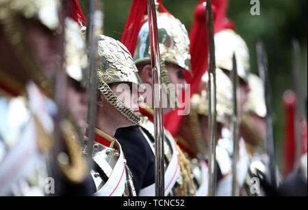 La Household Cavalry, photographié à la parade de la couleur en 2019. La parade des marques de couleur le Queens anniversaire officiel et 1 400 soldats, 200 chevaux et 400 musiciens parade pour la reine Elizabeth II, et l'événement se termine par un défilé aérien de la RAF comme la famille royale garde sur le balcon de Buckingham Palace. Cette année, la couleur sera dépêche par 1er Bataillon Grenadier Guards Parade la couleur, Londres, 8 juin 2019 Banque D'Images