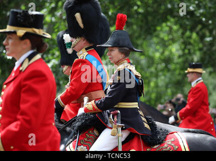 La princesse Anne, princesse royale (), à cheval, se rend à Horse Guards Parade à la parade de la couleur en 2019. La parade des marques de couleur le Queens anniversaire officiel et 1 400 soldats, 200 chevaux et 400 musiciens parade pour la reine Elizabeth II, et l'événement se termine par un défilé aérien de la RAF comme la famille royale garde sur le balcon de Buckingham Palace. Cette année, la couleur sera dépêche par 1er Bataillon Grenadier Guards Parade la couleur, Londres, 8 juin 2019 Banque D'Images