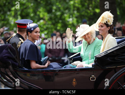 Meghan Markle (Duchesse de Sussex), le prince Harry (Duc de Sussex) Kate Middleton (duchesse de Cambridge) et Camilla (duchesse de Cornouailles), dans un transport sur leur façon de Horse Guards Parade à la parade de la couleur en 2019. La parade des marques de couleur le Queens anniversaire officiel et 1 400 soldats, 200 chevaux et 400 musiciens parade pour la reine Elizabeth II, et l'événement se termine par un défilé aérien de la RAF comme la famille royale garde sur le balcon de Buckingham Palace. Cette année, la couleur sera dépêche par 1er Bataillon Grenadier Guards Parade la couleur, Londres, 8 juin 2019 Banque D'Images