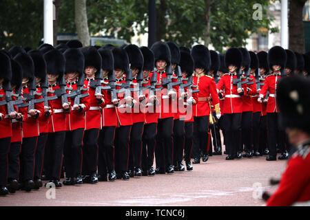 Coldstream Guards font leur chemin jusqu'à la galerie marchande de la parade de la couleur en 2019. La parade des marques de couleur le Queens anniversaire officiel et 1 400 soldats, 200 chevaux et 400 musiciens parade pour la reine Elizabeth II, et l'événement se termine par un défilé aérien de la RAF comme la famille royale garde sur le balcon de Buckingham Palace. Cette année, la couleur sera dépêche par 1er Bataillon Grenadier Guards Parade la couleur, Londres, 8 juin 2019 Banque D'Images