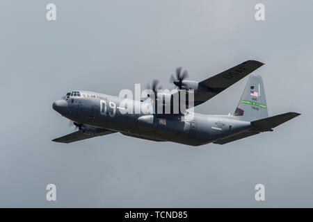 Un U.S. Air Force C-130J Super Hercules, affecté à la 61e Escadron de transport aérien, de la Base aérienne de Little Rock, Ark., vole au-dessus de l'aéroport de Cherbourg-Maupertus, France, 6 juin 2019. Comme la 61e lignée' vient du 61e Escadron de transport de troupes, qui portait la "Q9" au cours de l'identificateur de largages effectués au-dessus de la Normandie lors de l'opération Neptune le 6 juin 1944. (U.S. Photo de l'Armée de l'air par la Haute Airman Devin M. Rumbaugh) Banque D'Images