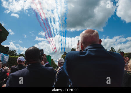 Les spectateurs regardent les avions français réaliser un survol au 75e anniversaire du jour au cimetière américain de Normandie à Colleville-sur-Mer, France, 6 juin 2019. Plus de 1 300 membres des services, en partenariat avec 950 hommes de toute l'Europe et le Canada, ont convergé dans le nord-ouest de la France pour commémorer le 75e anniversaire de l'opération Overlord, le débarquement allié en Normandie DE LA DEUXIÈME GUERRE MONDIALE, communément connu sous le nom de D-Day. Banque D'Images