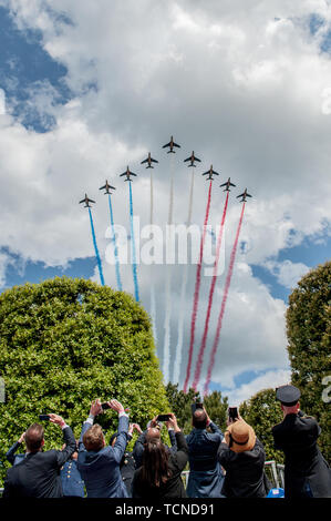 Les spectateurs regardent les avions français réaliser un survol au 75e anniversaire du jour au cimetière américain de Normandie à Colleville-sur-Mer, France, 6 juin 2019. Plus de 1 300 membres des services, en partenariat avec 950 hommes de toute l'Europe et le Canada, ont convergé dans le nord-ouest de la France pour commémorer le 75e anniversaire de l'opération Overlord, le débarquement allié en Normandie DE LA DEUXIÈME GUERRE MONDIALE, communément connu sous le nom de D-Day. Banque D'Images