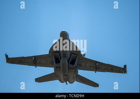 Un U.S. Navy F/A-18E Super Hornet avec Strike Fighter Squadron 192 affecté à la base aéronavale de Lemoore décolle du Joint Base Elmendorf-Richardson, Alaska, 6 juin 2019. VFA-192 mis en place un détachement en Alaska d'assurer l'intégration et support Formation avec JBER'S F-22 Raptors. Le détachement de la VFA-192Alaska permet aux pilotes l'occasion d'accroître leurs compétences tactiques et stratégiques dans un environnement de combat interarmées. (U.S. Photo de l'Armée de l'air par le sergent. James Richardson) Banque D'Images