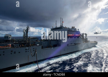 190531-N-NB544-1050 de l'OCÉAN PACIFIQUE (31 mai 2019) Un SA-330J affecté à l'hélicoptère Puma de marchandises et de munitions ship USNS Richard E. Byrd (T-AKE 4) transporte des fournitures pendant un ravitaillement vertical avec le San Antonio-classe de transport amphibie USS dock John P. Murtha (LPD 26). John P. Murtha est en ce moment sur son premier déploiement et une partie de la groupe amphibie Boxer (ARG) et la 11e Marine Expeditionary Unit (MEU) et l'équipe est déployée à la 7e flotte zone d'exploitation pour soutenir la stabilité régionale, de rassurer les partenaires et alliés, et maintenir une présence postured pour respon Banque D'Images