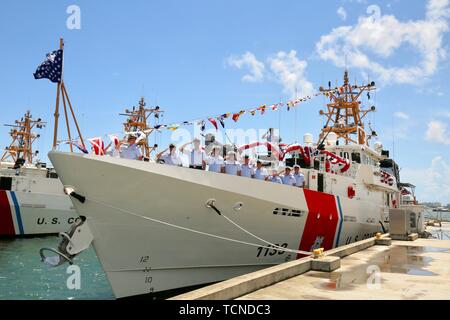 L'équipage de la garde-côte de Joseph Doyle (WPC-1133) apporter à la vie de l'outil de coupe au cours de la mise en service du navire cérémonie tenue à la Garde côtière canadienne Le Secteur de San Juan, 8 juin 2019. Les Doyle est le trente troisième coupe réponse rapide à mettre en service à la Garde côtière et le septième à être affecté et homeported dans le secteur de San Juan. (Photo de la Garde côtière par Seaman Erik Villa Rodriguez) Banque D'Images