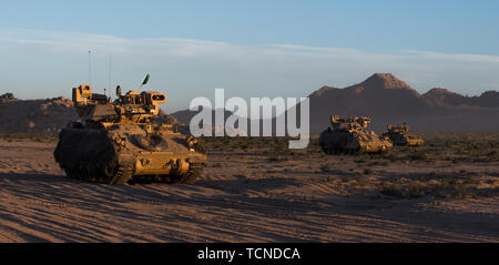 La Garde nationale de l'armée de fantassins du 116e Cavalry Brigade Combat Team saisir une ville à l'ennemi le 7 juin 2019, au Centre National d'entraînement à Fort Irwin, en Californie. Saisir la clé a permis au terrain de manoeuvre CBCT 116e passer la zone attaquée auparavant.(U.S. La Garde nationale de l'armée photo par le Sgt. Mason Cutrer) Banque D'Images