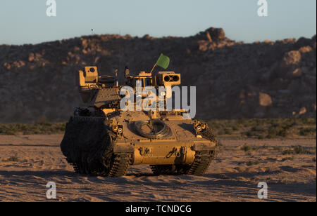 La Garde nationale de l'armée de fantassins du 116e Cavalry Brigade Combat Team saisir une ville à l'ennemi le 7 juin 2019, au Centre National d'entraînement à Fort Irwin, en Californie. Saisir la clé a permis au terrain de manoeuvre CBCT 116e passer la zone attaquée auparavant.(U.S. La Garde nationale de l'armée photo par le Sgt. Mason Cutrer) Banque D'Images