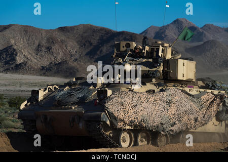 La Garde nationale de l'armée de fantassins du 116e Cavalry Brigade Combat Team saisir une ville à l'ennemi le 7 juin 2019, au Centre National d'entraînement à Fort Irwin, en Californie. Saisir la clé a permis au terrain de manoeuvre CBCT 116e passer la zone attaquée auparavant.(U.S. La Garde nationale de l'armée photo par le Sgt. Mason Cutrer) Banque D'Images