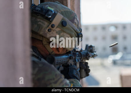 La Garde nationale de l'armée de fantassins du 116e Cavalry Brigade Combat Team saisir une ville à l'ennemi le 7 juin 2019, au Centre National d'entraînement à Fort Irwin, en Californie. Saisir la clé a permis au terrain de manoeuvre CBCT 116e passer la zone attaquée auparavant.(U.S. La Garde nationale de l'armée photo par le Sgt. Mason Cutrer) Banque D'Images