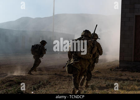 La Garde nationale de l'armée de fantassins du 116e Cavalry Brigade Combat Team saisir une ville à l'ennemi le 7 juin 2019, au Centre National d'entraînement à Fort Irwin, en Californie. Saisir la clé a permis au terrain de manoeuvre CBCT 116e passer la zone attaquée auparavant.(U.S. La Garde nationale de l'armée photo par le Sgt. Mason Cutrer) Banque D'Images