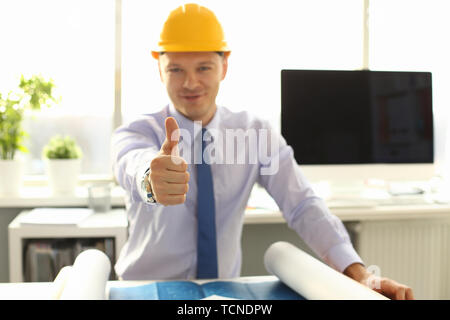 Male Worker Thumb Up en milieu de bureau Banque D'Images