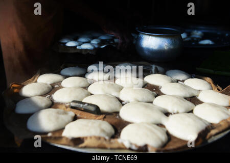 Les bras croisés ( gâteau de riz salé ) préparation. Banque D'Images