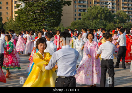 Pyongyang, Corée du Nord - 27 juillet 2014 : Messe en l'honneur de la danse fête de la victoire dans la guerre à la fondation du Parti des travailleurs Monument. Les gens dans la cuisine Banque D'Images