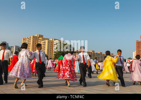 Pyongyang, Corée du Nord - 27 juillet 2014 : Messe en l'honneur de la danse fête de la victoire dans la guerre à la fondation du Parti des travailleurs Monument. Au peuple coréen tradi Banque D'Images