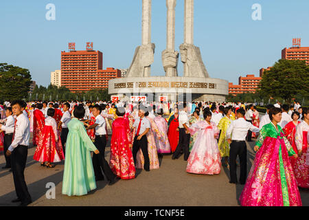 Pyongyang, Corée du Nord - 27 juillet 2014 : Messe en l'honneur de la danse fête de la victoire dans la guerre à la fondation du Parti des travailleurs Monument. Les coréens dans un Banque D'Images