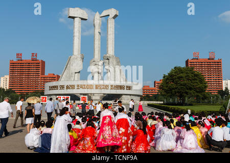 Pyongyang, Corée du Nord - 27 juillet 2014 : les hommes et les femmes sont assis sur la place, en prévision de l'ouverture de danses de masse dédié à la da Banque D'Images