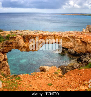 Célèbre arche de pierre à Chypre, Kamara tou Koraka bridge également connu sous le pont des amoureux, le Cavo Greco, Ayia Napa. Nature Paysage, vue panoramique des rares Banque D'Images