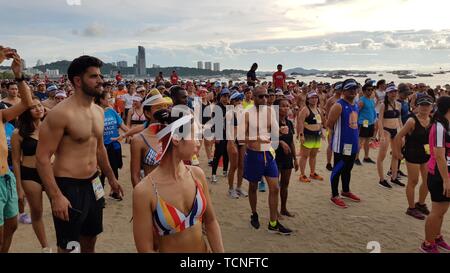 PATTAYA, THAÏLANDE - 8 juin 2019 : une partie de runner , participant d'exécuter 2019 Bikini de Pattaya à Pattaya, Thaïlande, le 8 juin 2019 Banque D'Images