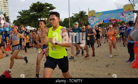 PATTAYA, THAÏLANDE - 8 juin 2019 : une partie de runner , participant d'exécuter 2019 Bikini de Pattaya à Pattaya, Thaïlande, le 8 juin 2019 Banque D'Images