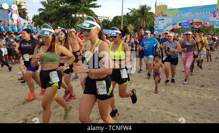 PATTAYA, THAÏLANDE - 8 juin 2019 : une partie de runner , participant d'exécuter 2019 Bikini de Pattaya à Pattaya, Thaïlande, le 8 juin 2019 Banque D'Images