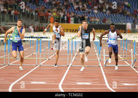 ROME, ITALIE - 06 juin : Sergey Shubenkov, Andrew Pozzi et Gabriel Constantino concurrence sur le 110m haies hommes au cours de l'événement l'IAAF Diamond League 2019 Banque D'Images