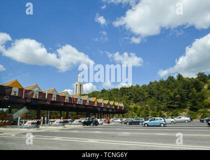 Lisbonne, Portugal - 7 juin 2019 : la station de péage à l'entrée du pont 25 avril entre Lisbonne et Almada, Portugal. Voitures qui passent par le salaire s Banque D'Images