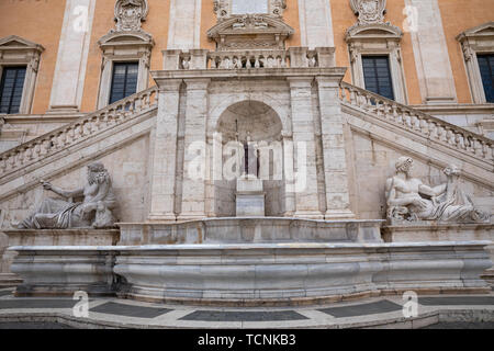 Rome, Italie - le 23 juin 2018 : Avis de façade avec sculpture de palais de Sénateurs (Palazzo Senatorio) sur la piazza del Campidoglio (Capitole) Banque D'Images