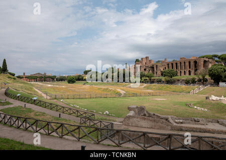 Rome, Italie - le 23 juin 2018 : vue panoramique de temple of Apollo Palatinus sur colline du Palatin de la Rome antique et le Circus Maximus (Circo Massimo) est un un Banque D'Images