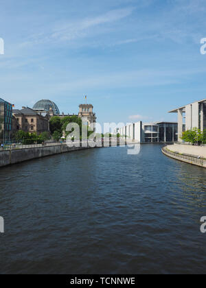 BERLIN, ALLEMAGNE - circa 2019 JUIN : vue sur la rivière Spree et le Bundestag Banque D'Images