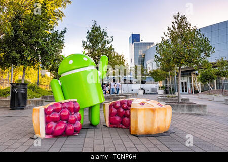 Le 8 juin 2019 sur la montagne / CA / USA - Android Pie sculpture située à à l'entrée de Googleplex dans Silicon Valley ; Android 9.0 'pie' est la nouvelle Banque D'Images