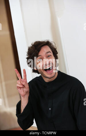 L'acteur Alexander Vlahos, à partir de la BBC montre Versailles et BBC drama Merlin. Photo de tournage à Littlehampton, West Sussex, UK. Banque D'Images