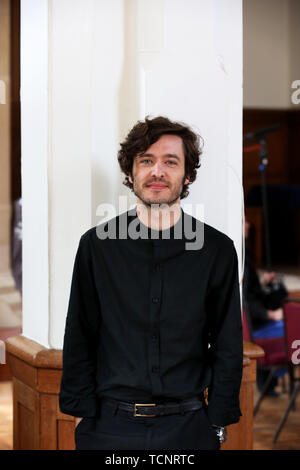 L'acteur Alexander Vlahos, à partir de la BBC montre Versailles et BBC drama Merlin. Photo de tournage à Littlehampton, West Sussex, UK. Banque D'Images